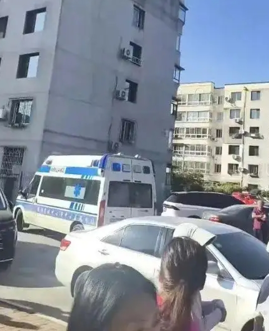 辽宁抚顺一七旬老太双腿被卡电梯轿厢顶部，消防使用破拆设备5分钟施救成功